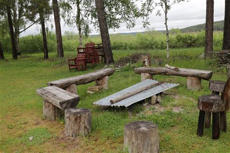 Grillplats med bänkar runt om.