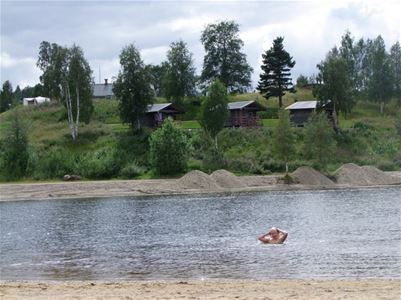 Badplats med strand.