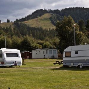  © www.klappen.se, Två husvagnar på campingen.
