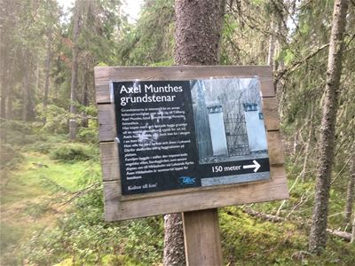 Infoskylt längs med leden.