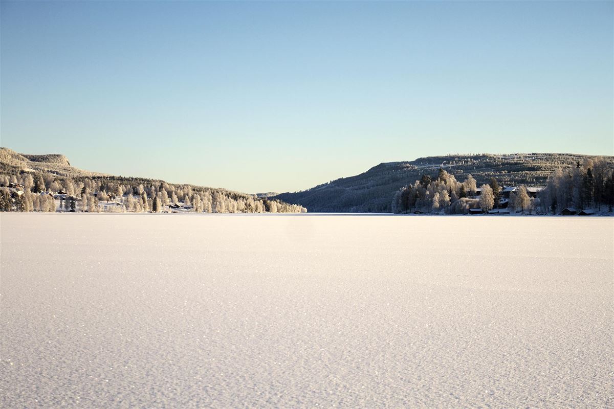 Snötäckt isfrusen sjö.