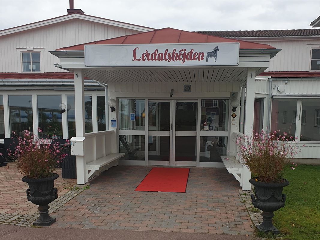 Entrance to the hotel.
