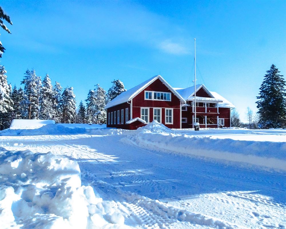 Exterior of the facility The Mangévie during winter.