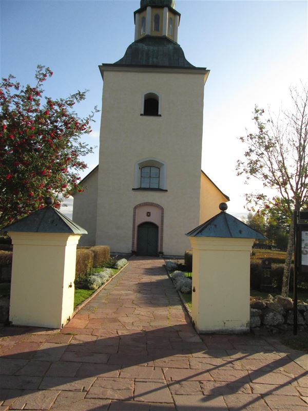 Ingången till Våmhus kyrka.