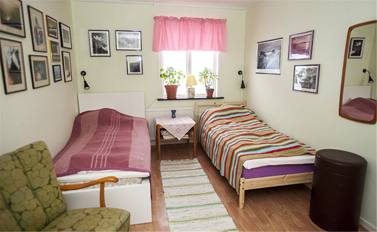 Bedroom with two single beds.