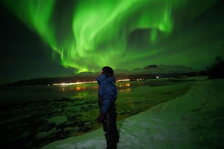 Gjest ser opp på nordlys