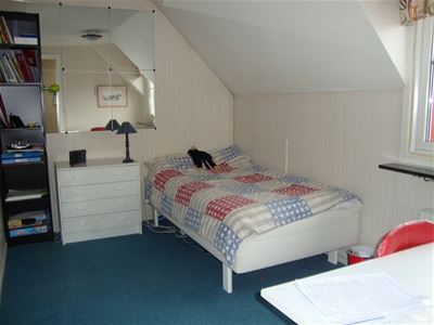 Ett mindre sovrum på övervåningen med 2 enkelsängar.