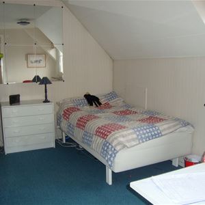 Ett mindre sovrum på övervåningen med 2 enkelsängar.