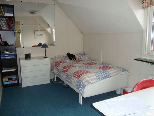 Ett mindre sovrum på övervåningen med 2 enkelsängar. 