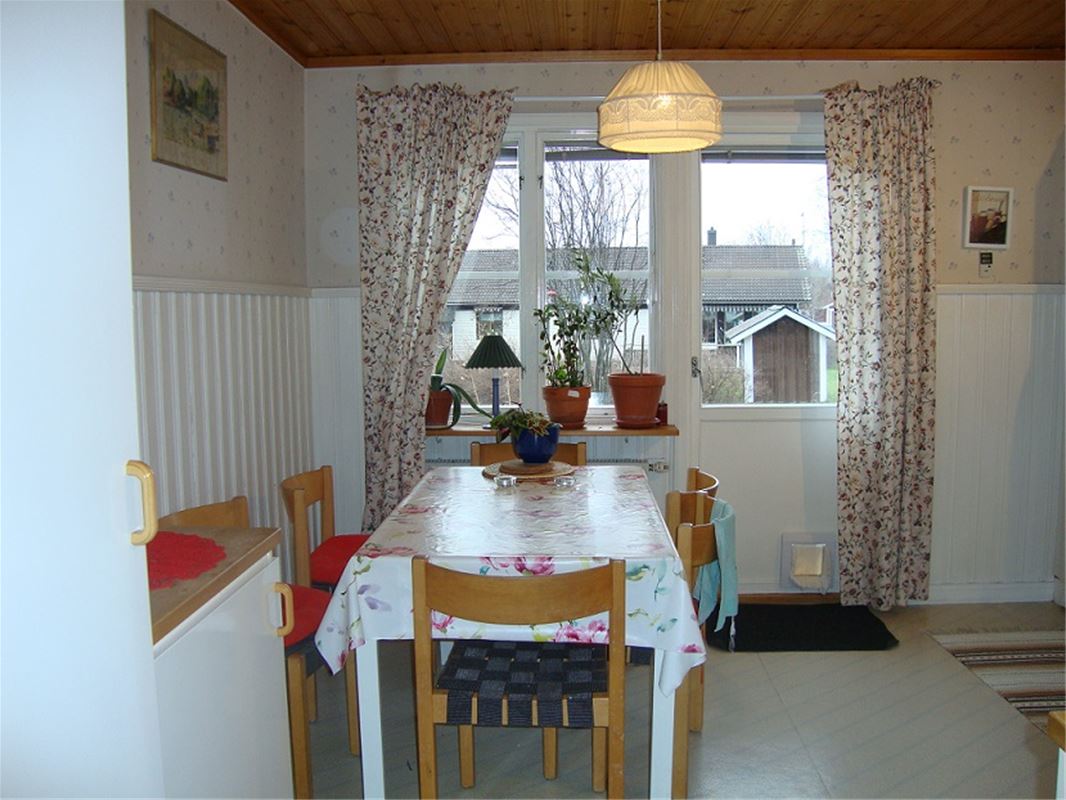 Dinnerplace infront of the window close to the kitchen.