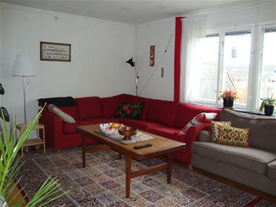 Cornersofa infront of a big window.