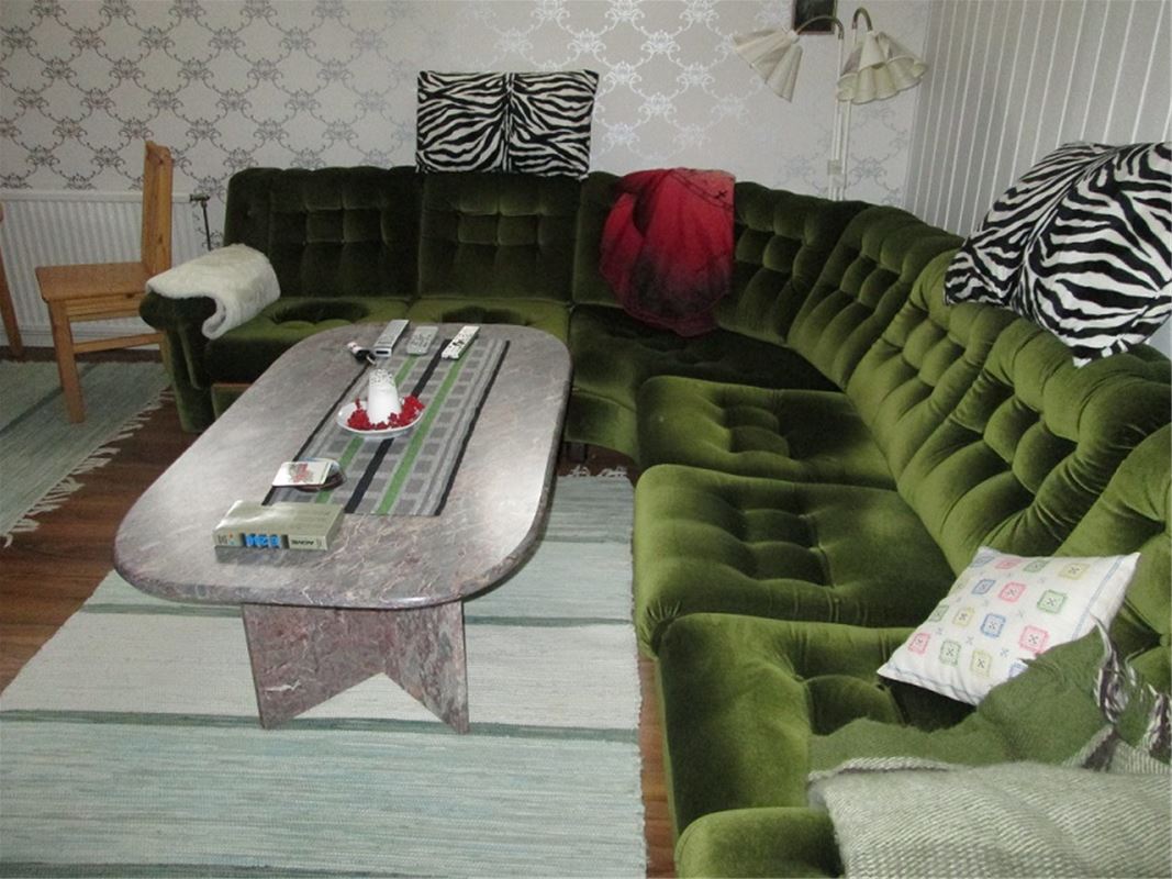 Grön hörnsoffa och ett soffbord.