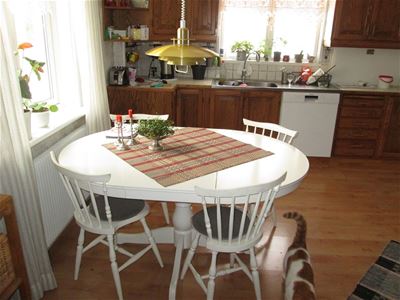 Matplats i köket med fyra stolar.