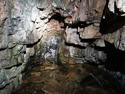 En grotta med vatten på botten