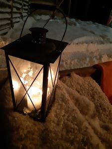 Ljuslykta i snön.