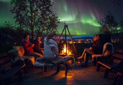 Gruppen samlet rundt leirbålet