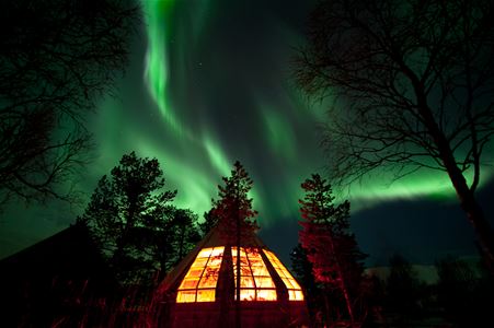 Nordlys over opplyst gamme