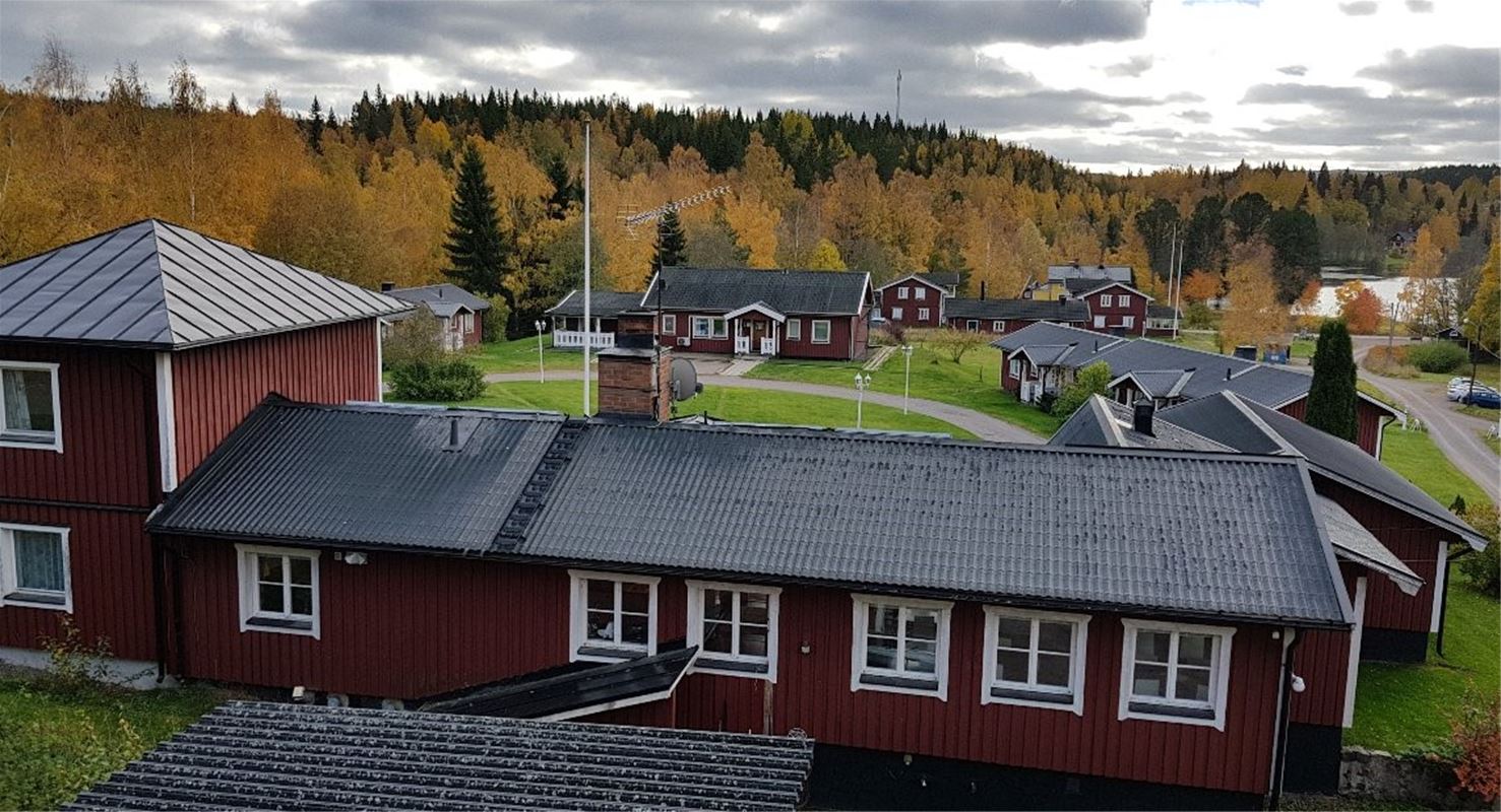 View over the main building and the small cottages.