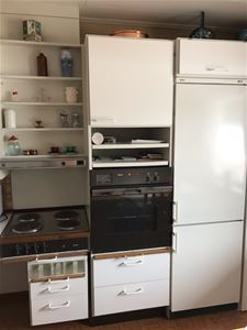 Kök med fyra kokplattor och ugn.