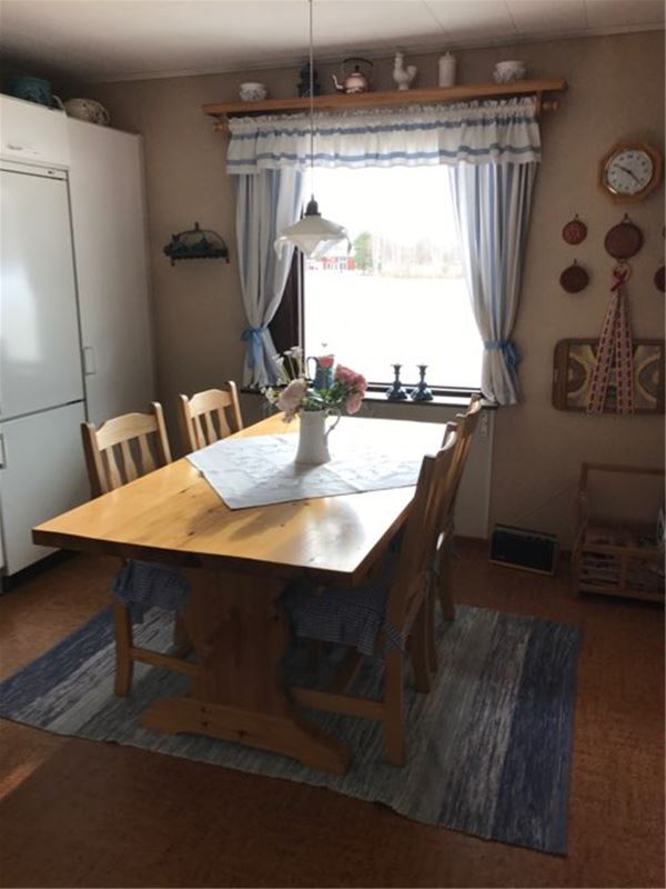 Köksbord i köket med fyra stolar.