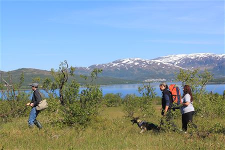 Fottur med fjell og hav i bakgrunnen