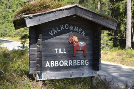 Wooden sign welcoming vistiors to the village of Abborrberg.