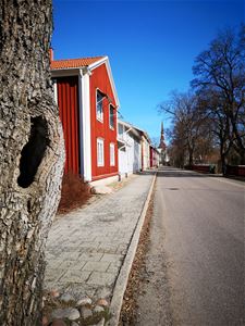 Del av Kyrkogatan med Norrbärke kyrka i bakgrunden.