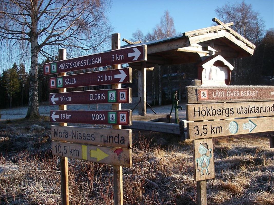 Skyltar med motionsspår och avståndsangivelser till olika platser. 