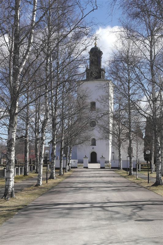Framsidan av Grangärde kyrka sstor kyrka.om är en vit stor kyrka.