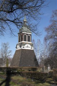Klockstapeln på kyrkogården vid Ulrikas kyrka.