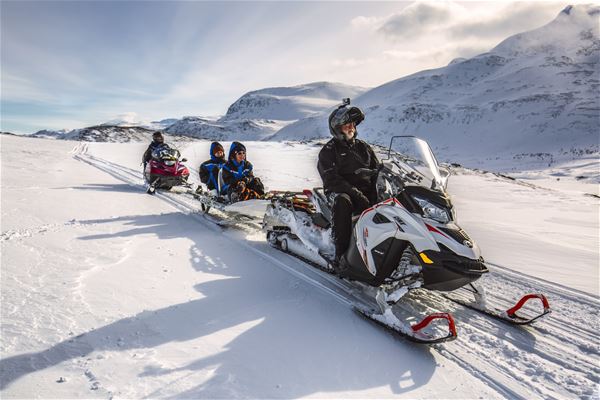  &copy; Arctic Panorama Lodge, Snowmobiling at Uløya. 