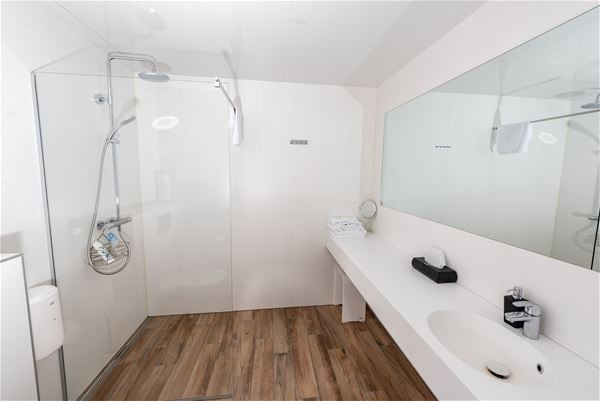  &copy; Arctic Panorama Lodge, Bathroom suite 