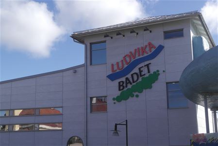 Vit fasad som är en del av Ludvika sporthall.