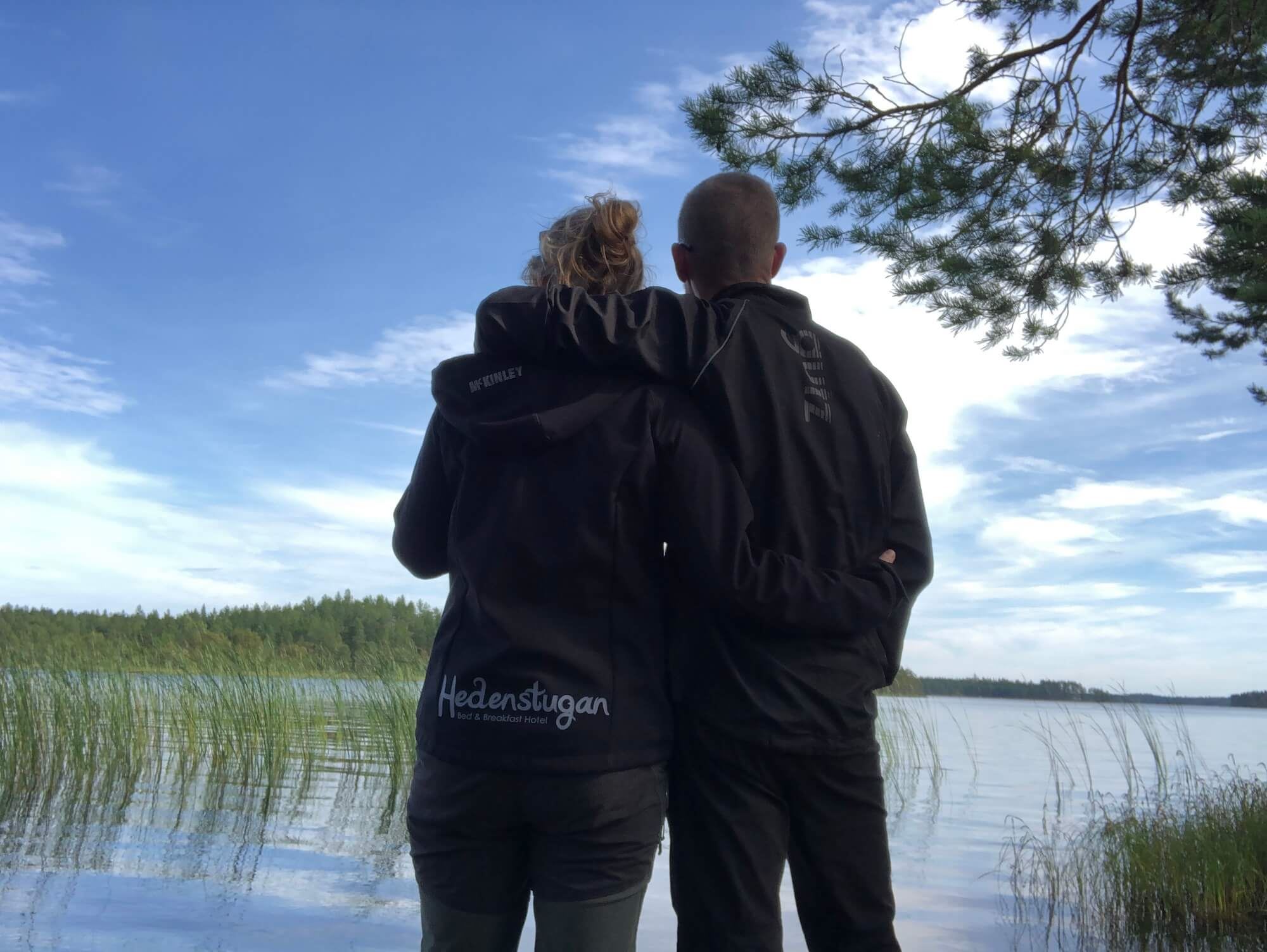 Par vid sjö - Foto Hedenstugan