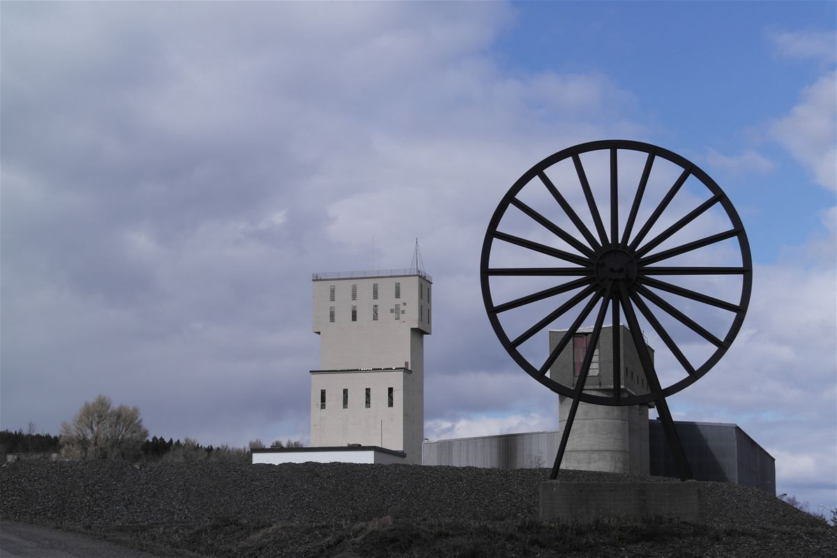 Stort hjul på en kulle inne på gruvområdet.