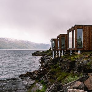  © Lyngen Resort, cabins and large windows on the sea front