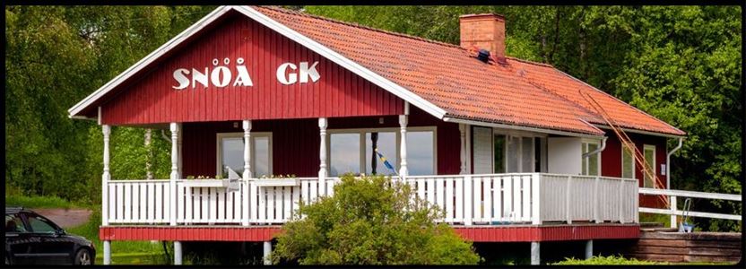 Snöå Golfklubbs byggnad med stor vit veranda.