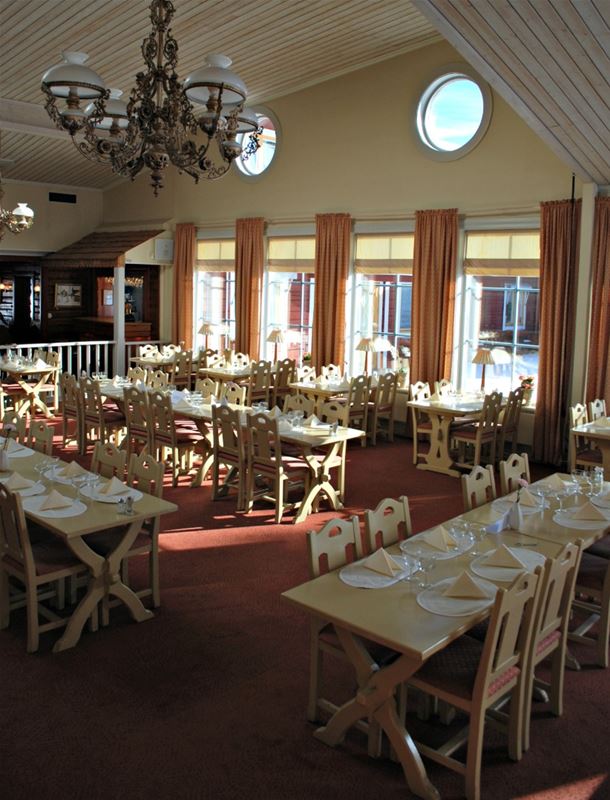 Set tables in the restaurant.