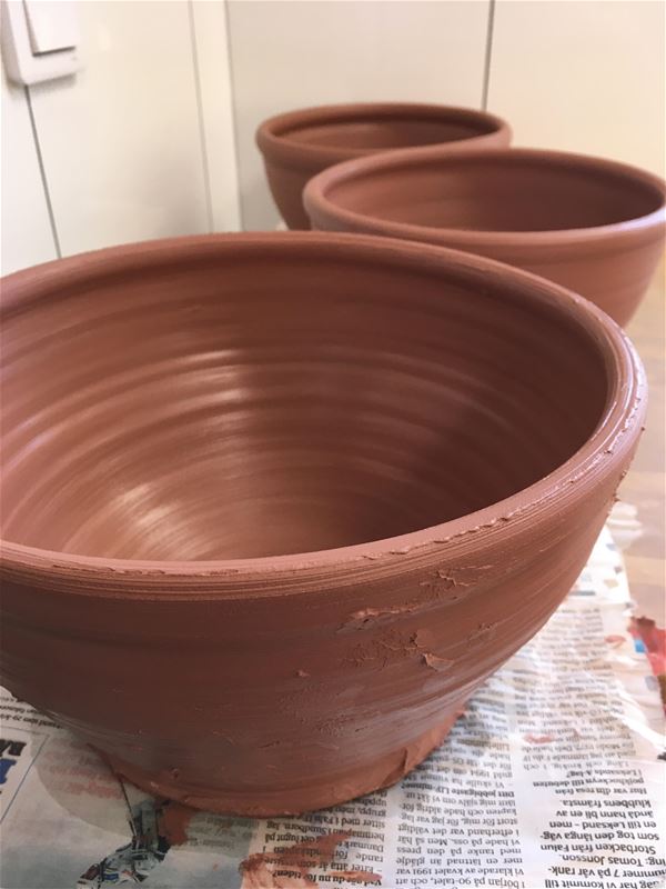 Bruna keramik skålar.