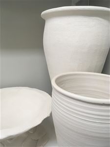 Vita keramikskålar.