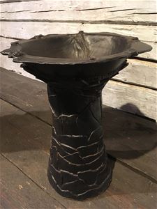 Svart keramik fågelbad.