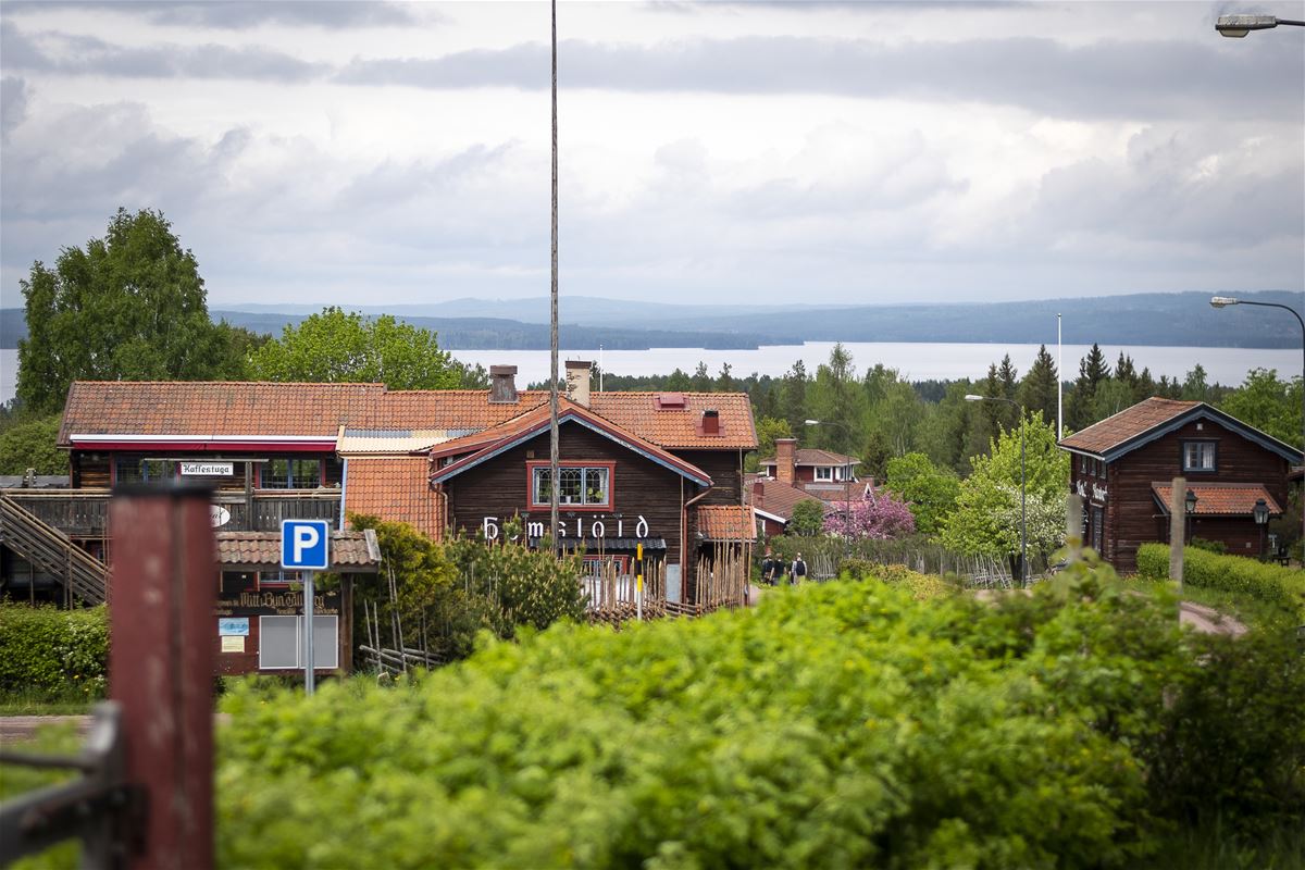 Utsikt över Siljan med hantverksbutik i förgrunden.