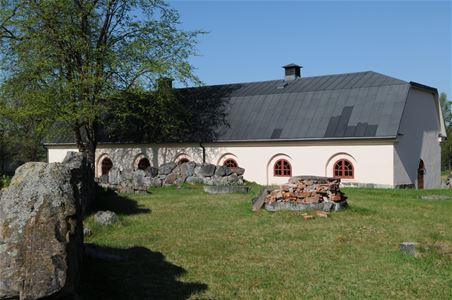 Klosterruin och muséet utifrån.