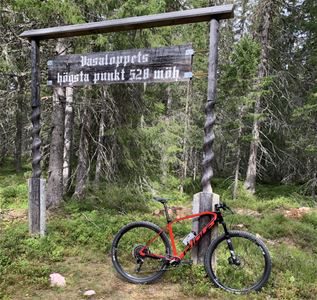 Mountain bike is leaning against a pole at Vasaloppet's highest point 528 meters above sea level.