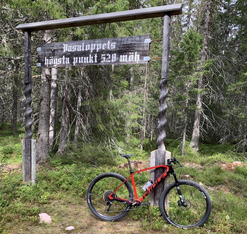 Mountain bike står lutad mot stolpe vid Vasaloppets högsta punkt 528 meter över havet.