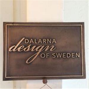 Skylt i brons med texten Dalarna design of sweden.