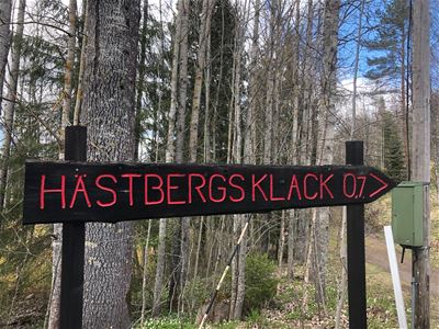 A sign with the text Hästbergs klack.