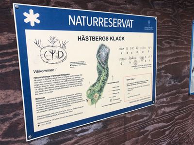 Informationsskylt om naturreservatet Hästbergs klack.