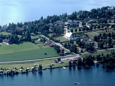 Ett flygfoto med översikt över Grangärde kyrkby. 