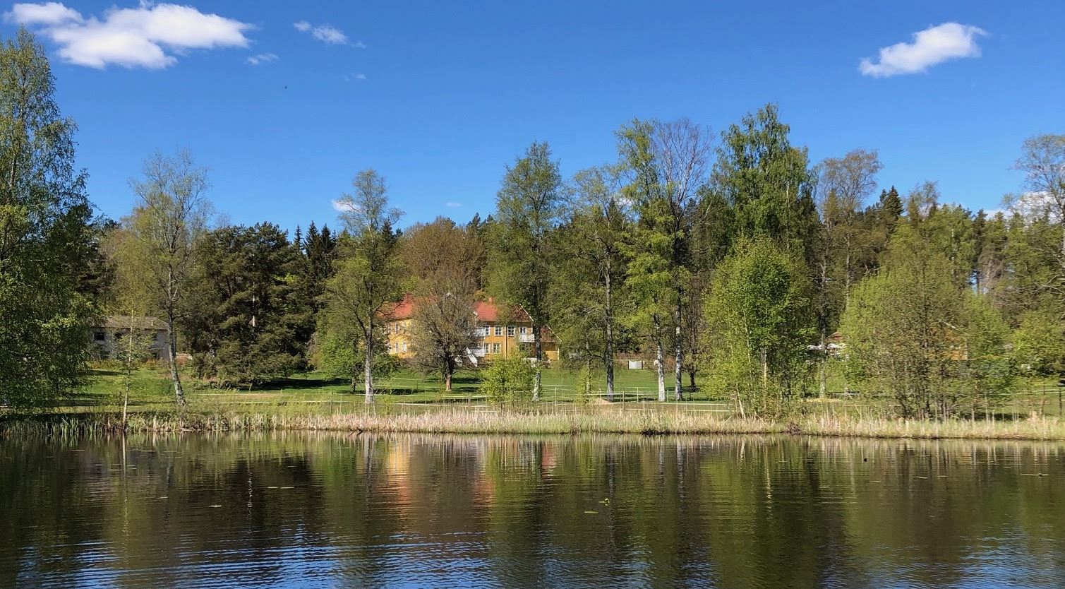 Hotellet från vattnet - Foto PerOlovGården